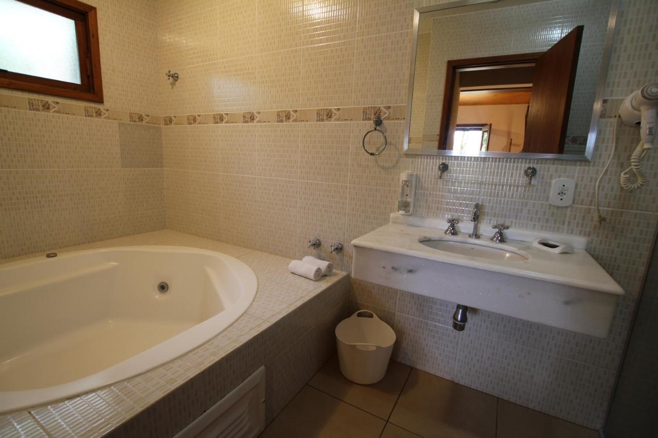 Quarto Duplo com Banheira de Hidromassagem e Lareira